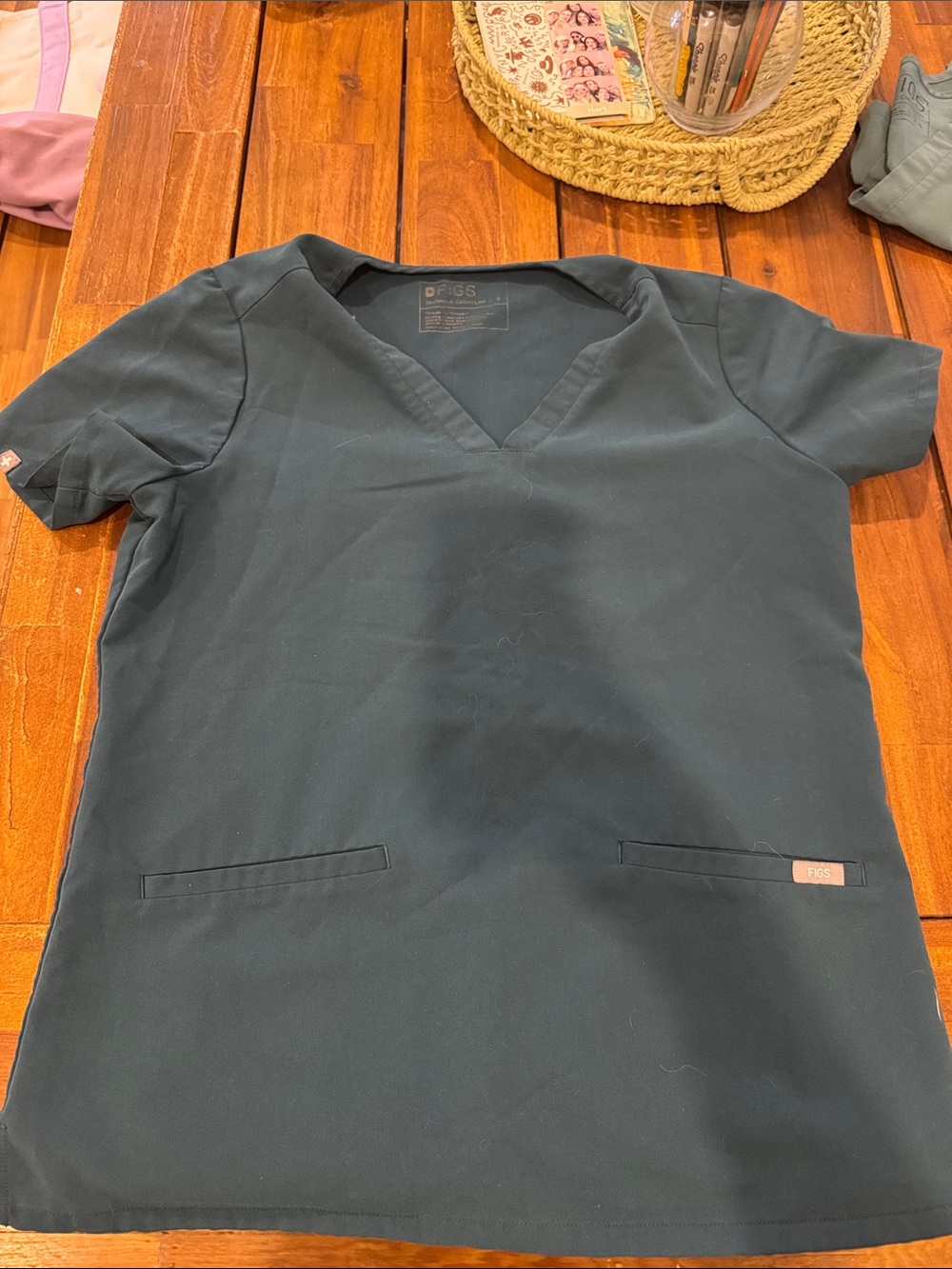 FIGS Women’s Casma Three-Pocket Scrub Top Caribbean Blue